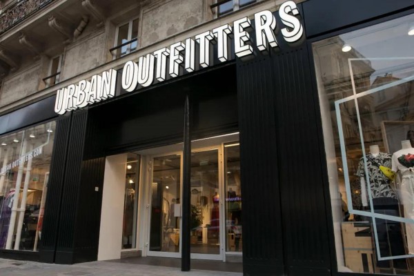 Urban Outfitters去年收入大涨逾22%