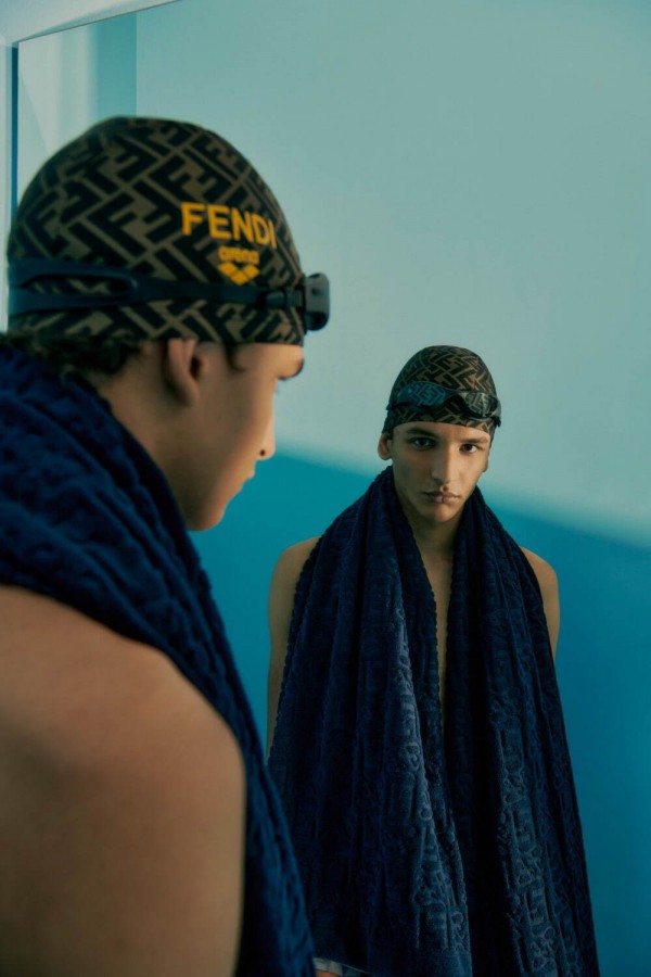 FENDI 携手泳装品牌 ARENA 推出游泳套装