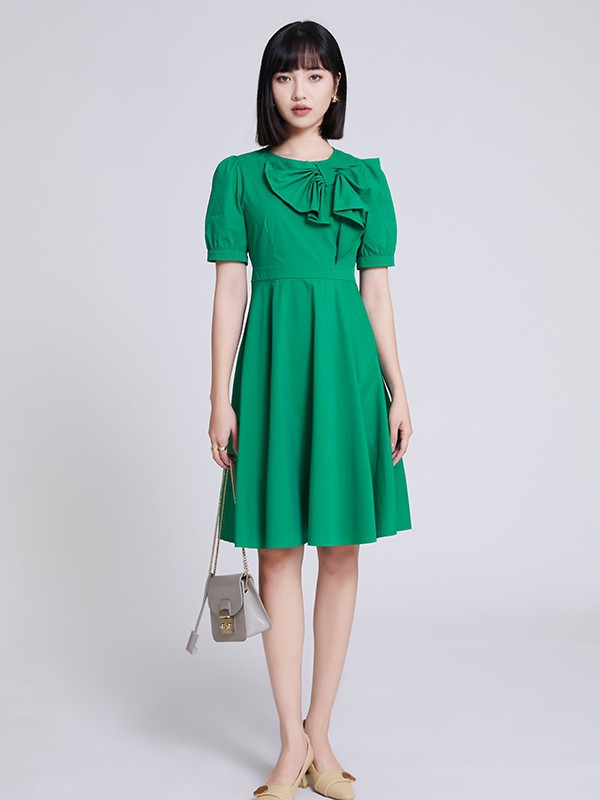 中短发女生适合穿什么款式的连衣裙  绿色连衣裙好看吗