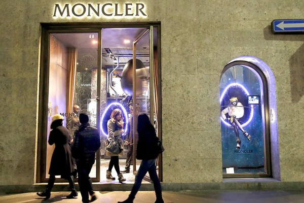 Moncler去年销售额突破20亿欧元；阿里巴巴海外消费者首次突破3亿