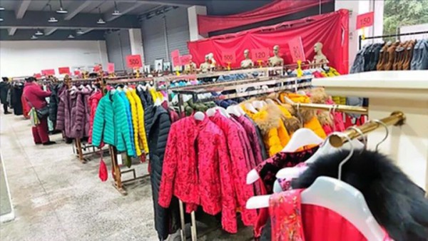 关于拍卖重庆老鸭服饰有限公司所有的羽绒服及原材料的公告