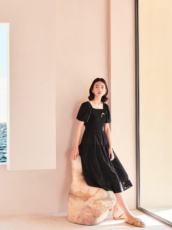 NAERSI品牌女装2022年春夏新款黑色方领连衣裙