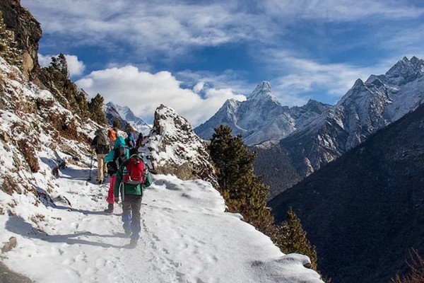 发放珠峰攀登许可证 尼泊尔羽绒服销售季到了