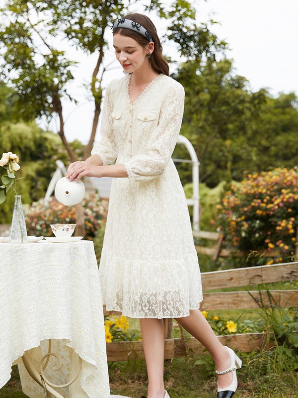 春季蕾丝连衣裙怎么穿 白色蕾丝连衣裙如何搭配