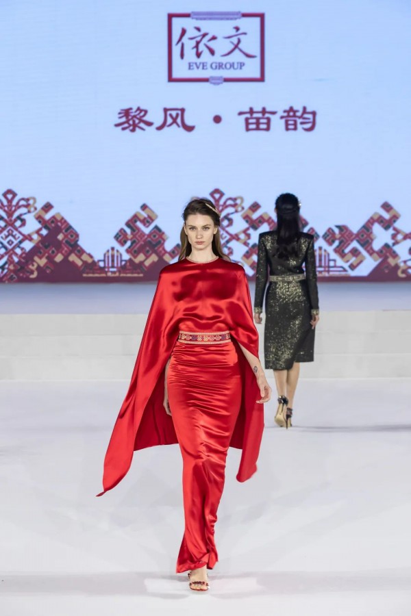 演绎民族元素服饰美学盛宴 依文设计将中国文化推向世界