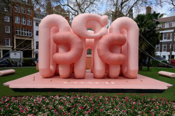 Coach在伦敦的SOHO广场展出艺术装置
