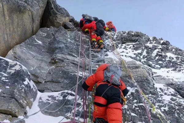 探路者助力珠峰科考登顶队成功登顶,展开多项科考任务