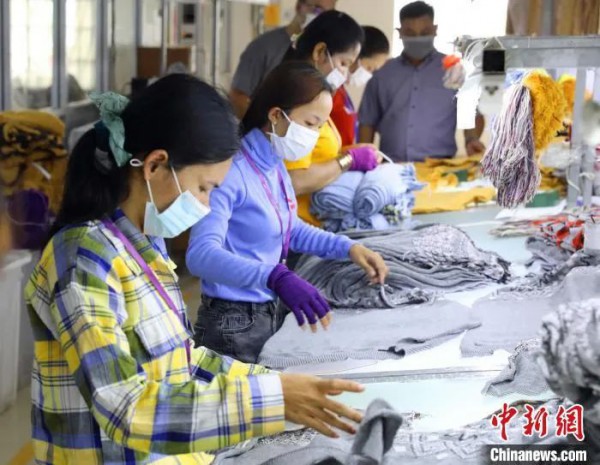 中资民营柬埔寨制衣厂：产量恢复至疫前水平！织机忙碌...