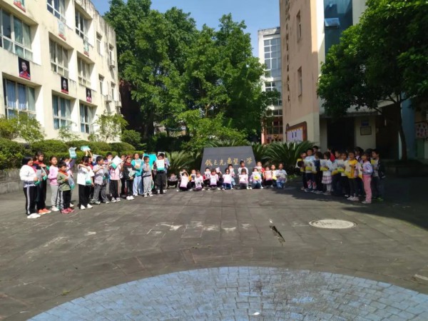 “纺织之光 · 爱益行”在四川、云南多地举行！禾雀童装捐赠21万元物资，并呼吁把孩子放在首位！