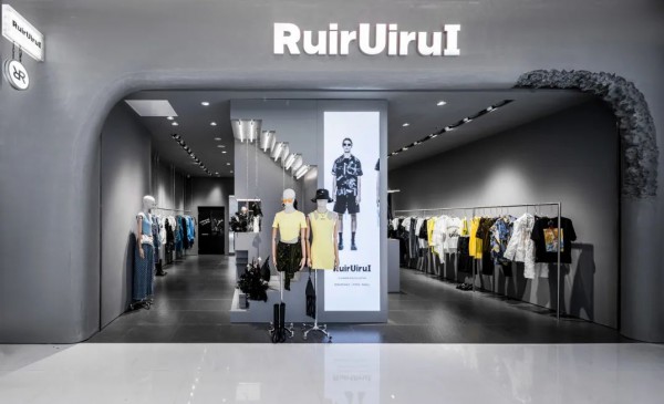中国设计师潮流品牌RuirUiruI于成都晶融汇购物中心开业，主张「无性别界限」