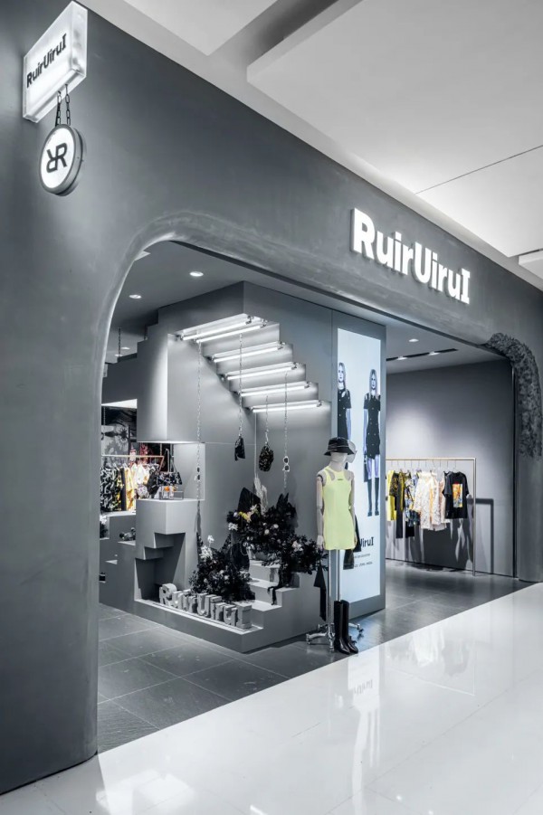 中国设计师潮流品牌RuirUiruI于成都晶融汇购物中心开业，主张「无性别界限」