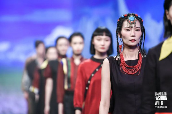 林芝非遗服饰文化采风成果发布会"在2022广东时装周-春季主会场顺利举办！