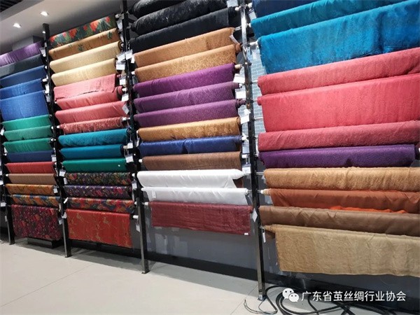 广东省茧丝绸行业协会到香云纱的故里顺德伦教调研
