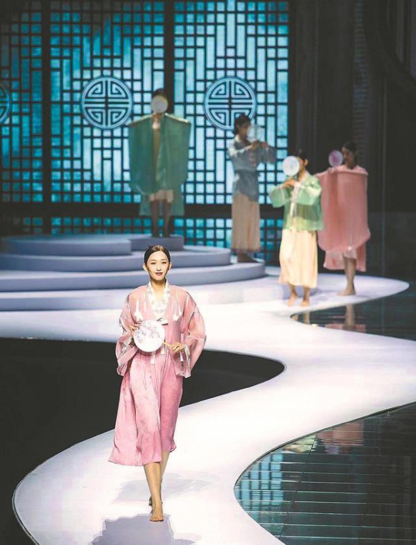首届中国·潮汕国际纺织服装博览会开幕汕头获得多个“国字号”名片