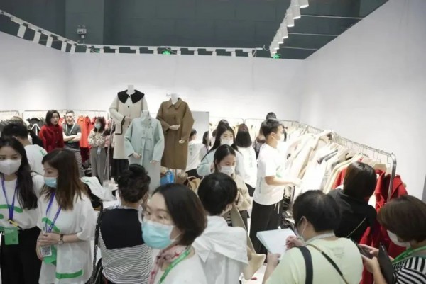 艺尚小镇举办“看见新生”为主题的秋冬订货会,开启时尚产业复苏“第一响”