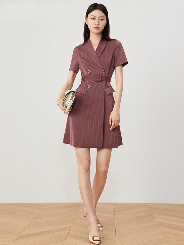  YINER品牌女装2022春夏季新款轻薄的西装枣红色竖条连衣裙