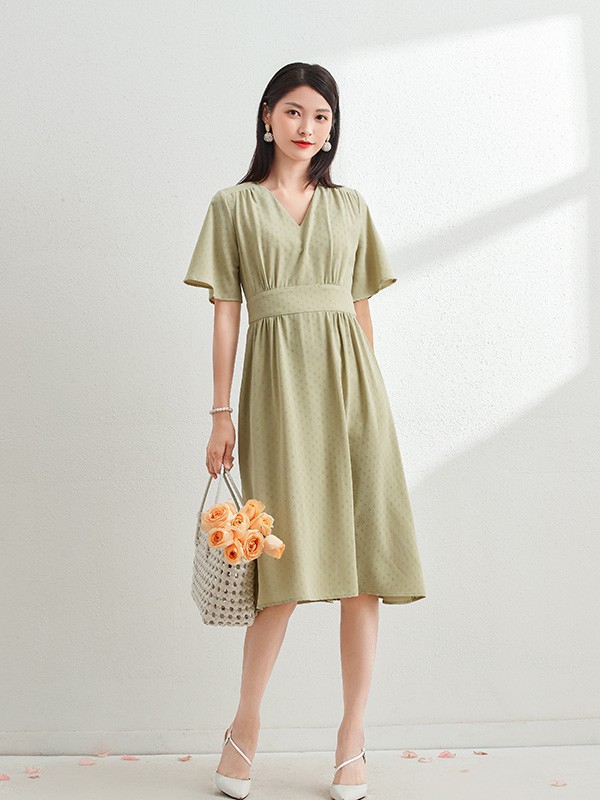 夏季选择什么样的小裙子更加清凉 优雅精致的同时还不容易走光
