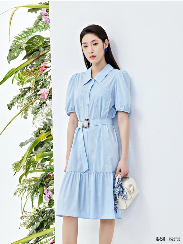 夏季潮流蓝色连衣裙穿搭 时尚大气更显魅力
