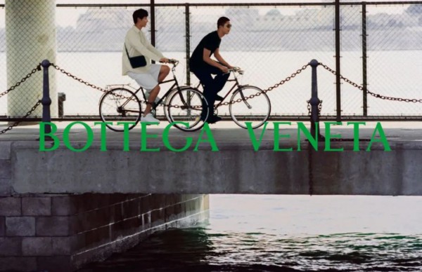 奢侈品品牌BOTTEGA VENETA推出PILLOW运动鞋系列