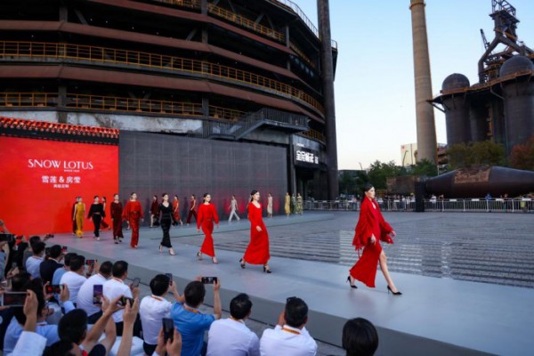 2022北京时装周首秀——“雪莲·房莹高级定制大秀”
