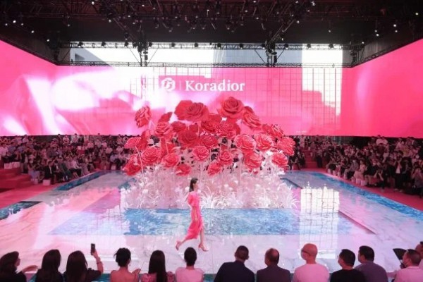 高端女装品牌Koradior珂莱蒂尔开启15周年「La Vie En Rose玫瑰人生」沉浸式大秀