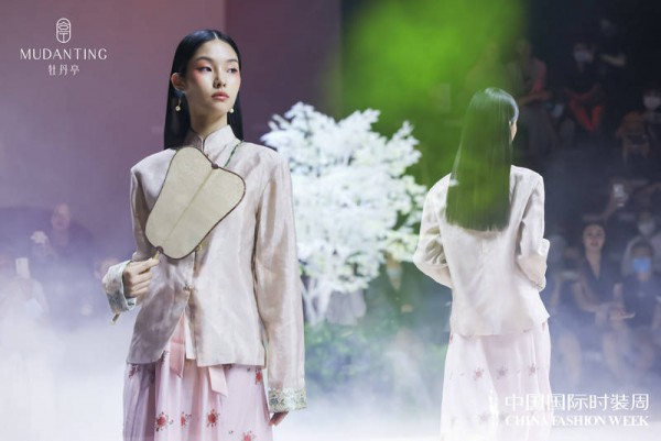 牡丹亭·韩2023春夏品牌发布：为独立自信女性而设计的国风时装品牌