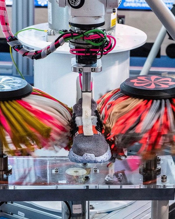 Nike 推出打造机器人清洁维修球鞋系统B.I.L.L.
