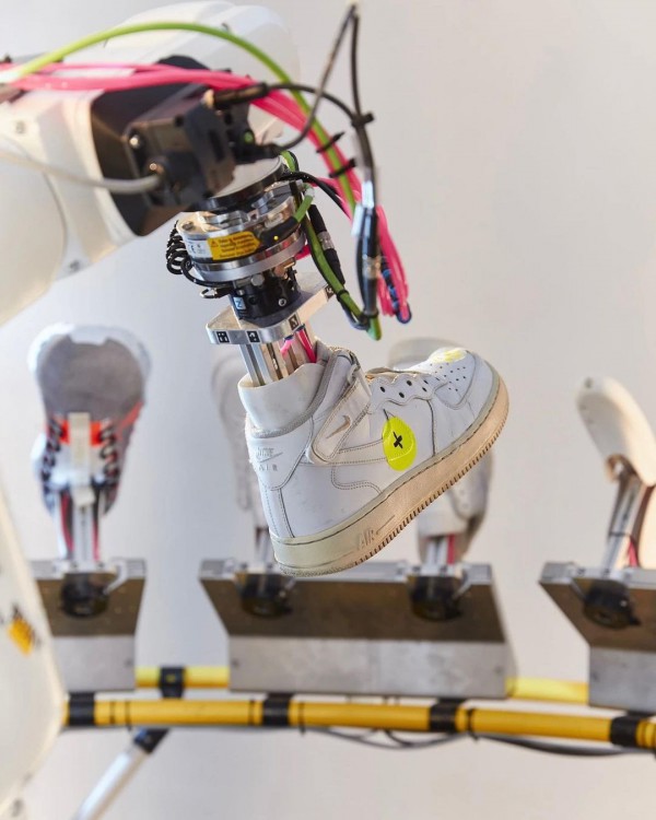 Nike 推出打造机器人清洁维修球鞋系统B.I.L.L.