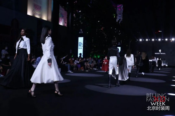 高级服饰定制品牌SEED&SOUL「飒驭」2022北京时装周演绎"骑士皇家派对"