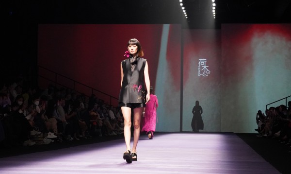 嘉定本土服装品牌“荷木HEMU”亮相上海时装周