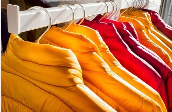 海外羽绒服代工的出货进入传统淡季,第三季营收比去年同期大减