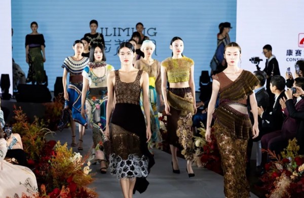 彰显时尚风向标,上海时装周“国色东方”新中装系列发布圆满结束