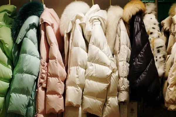 皮革与羽绒拼接,海宁皮革城转向全品类四季服装产业
