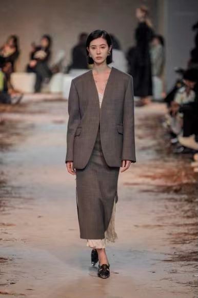 上海时装周:ASSIGNMENTS发布2023秋冬系列作品