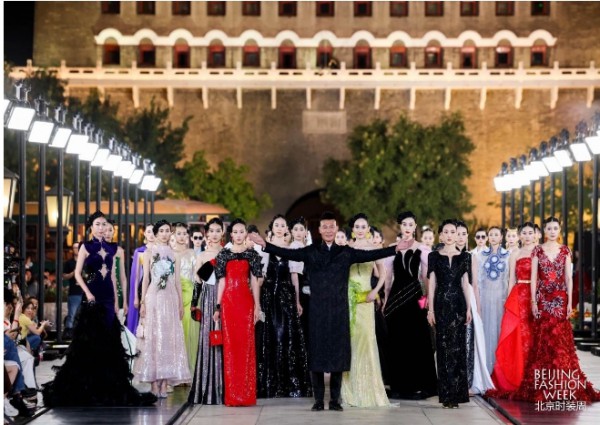 SS2024北京时装周:以“壮美中轴线”为主题的开幕大秀