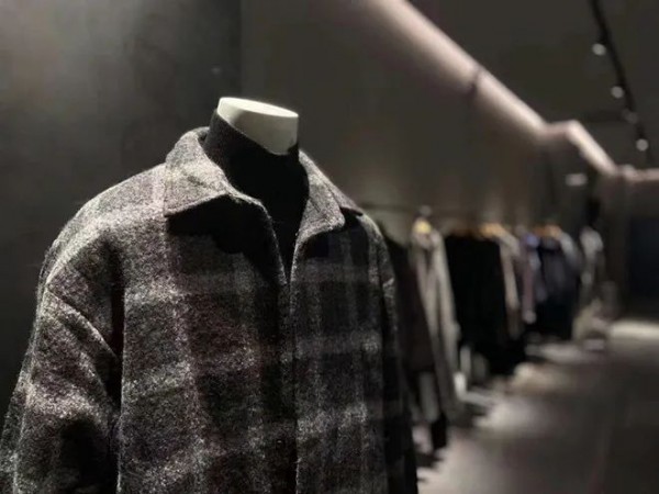 近半服饰企业亏损,打工人不买衣服了?