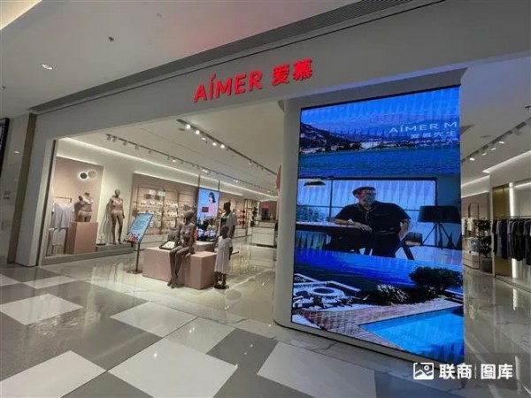 近半服饰企业亏损,打工人不买衣服了?