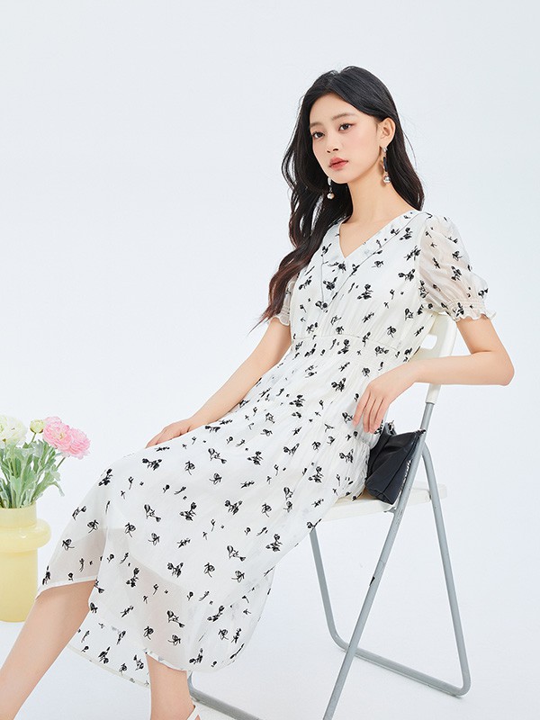 izess 2024夏季新款碎花连衣裙——性感,优雅,知性一体