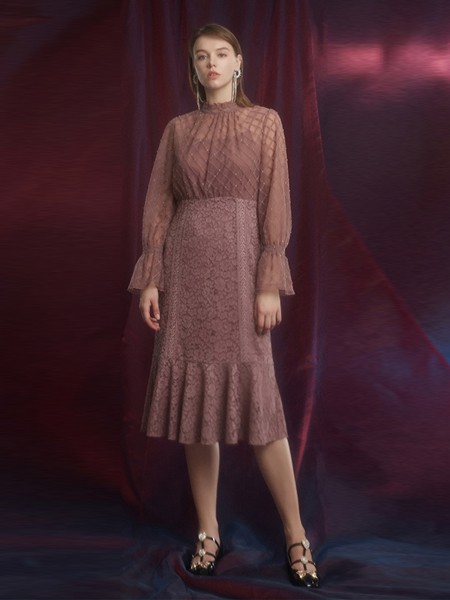 杰茜莱女装2020秋冬季粉色蕾丝包臀裙