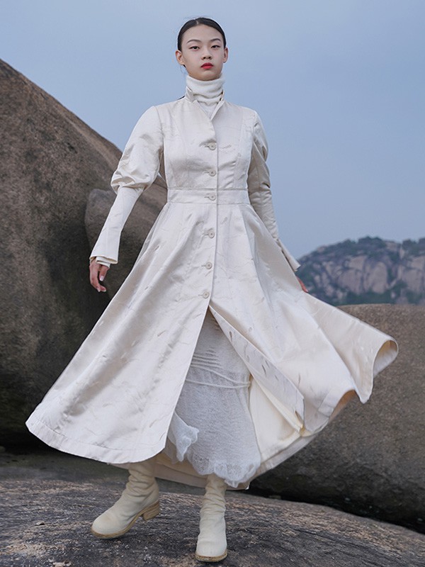 界内界外女装2020秋冬季白色泡泡袖外套