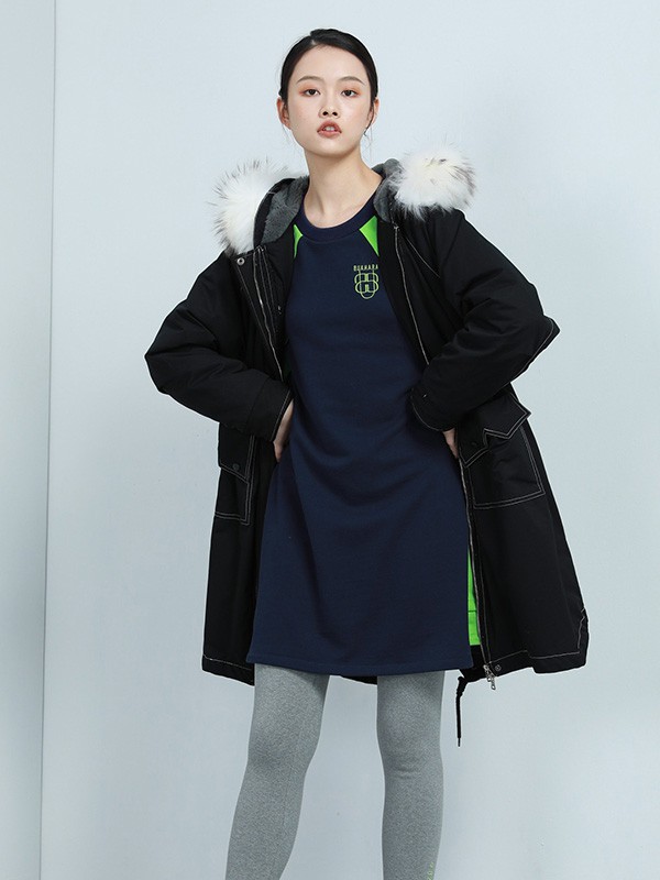 布卡拉女装2020秋冬季黑色带毛领外套