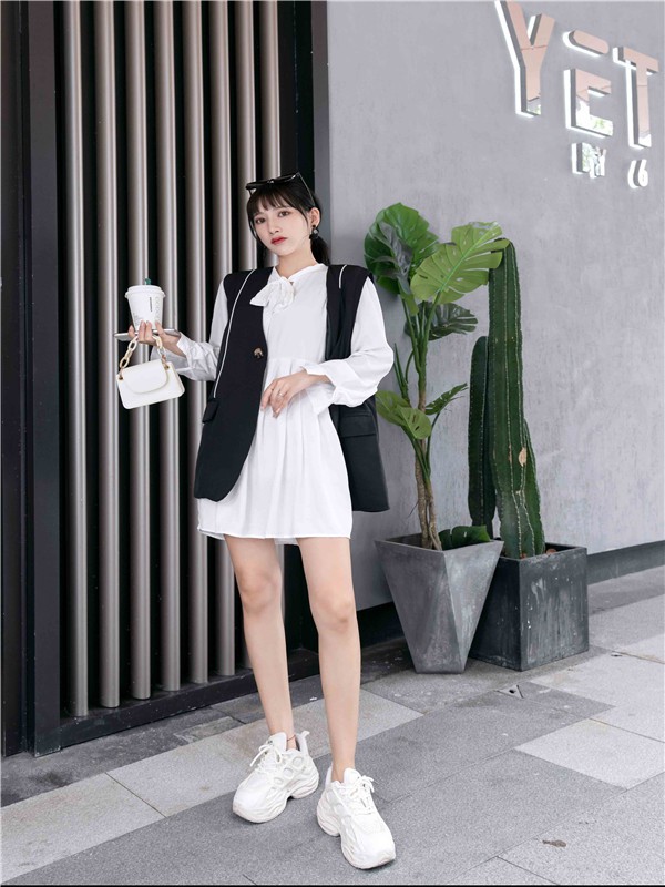 OMX2021秋冬季白色纯色连衣裙
