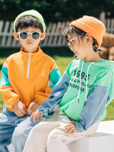 可米の家童装2022春夏季绿色字母卫衣
