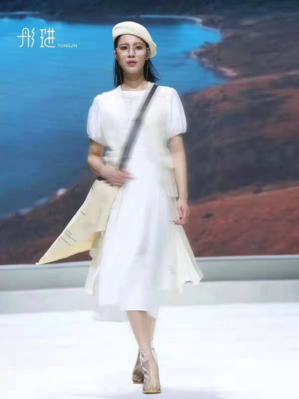彤琎女装2022春夏季白色泡泡袖连衣裙