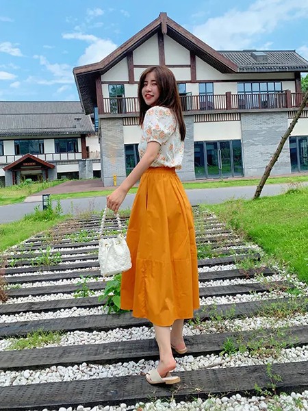 速范女装2022春夏季橙色纯色长裙