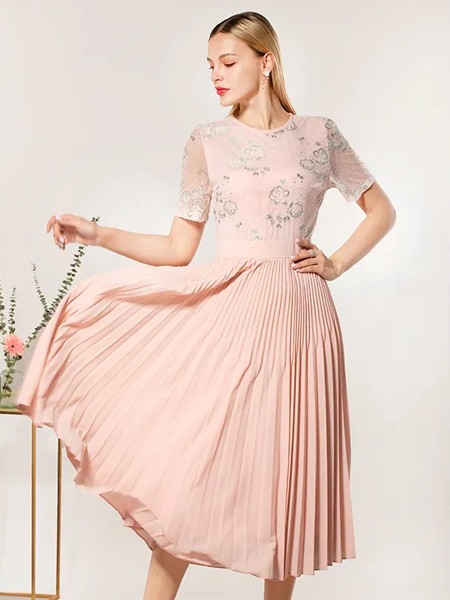 芭黎朵2022春夏季粉色褶皱连衣裙