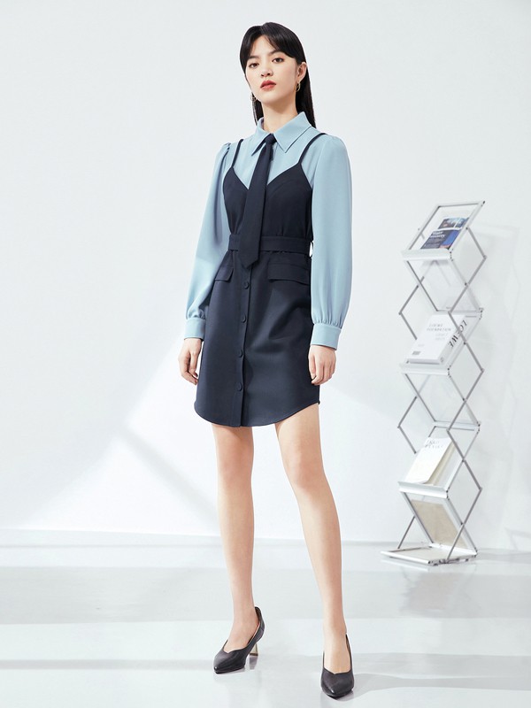 伊芙丽2021春季藏蓝色收腰吊带裙