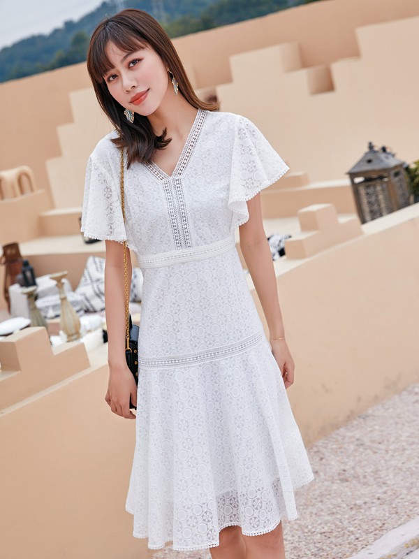 布卡慕尚2021夏季白色纯色连衣裙