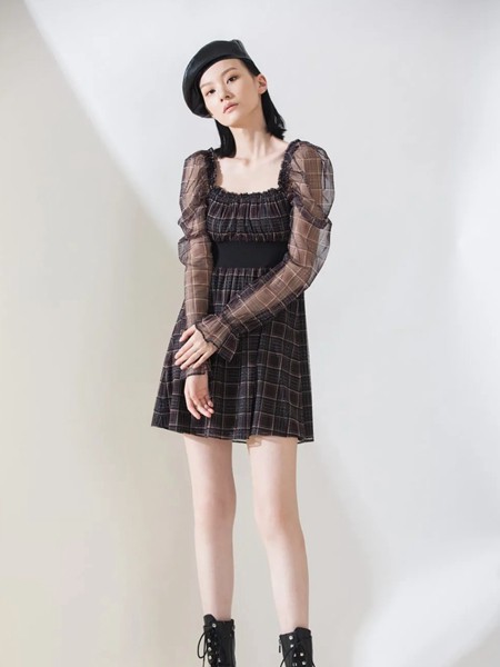 阿莱贝琳女装2021春夏季黑色格子连衣裙