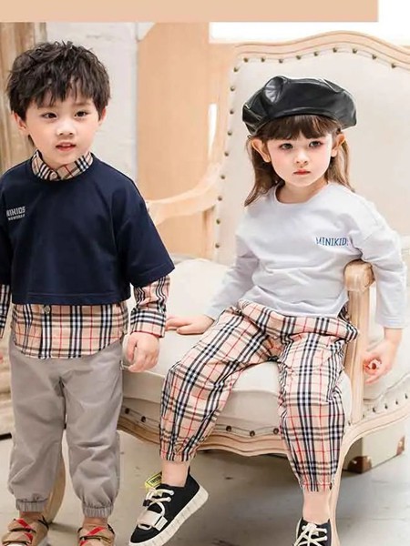 两个小朋友童装2021春夏季米色格子长裤